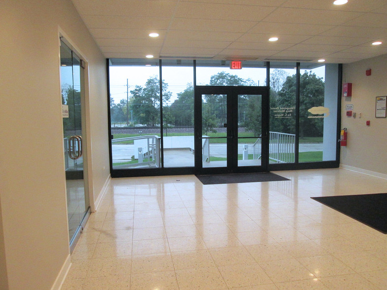 3500 Western Ave, Highland Park, IL for lease - Lobby - Image 2 of 24