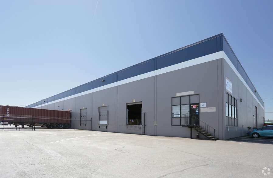 2108-2130 NE Argyle St, Portland, OR for lease - Building Photo - Image 2 of 3