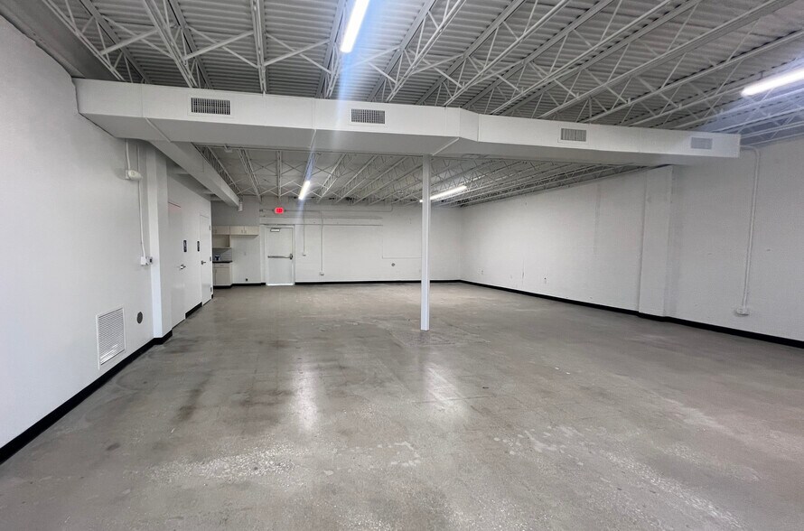 3727 Broadway St, Kansas City, MO for lease - Building Photo - Image 3 of 10