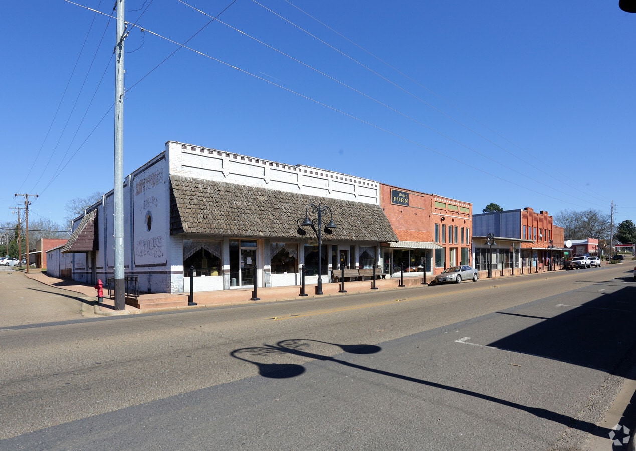 216 E 1st, Hughes Springs, TX 75656