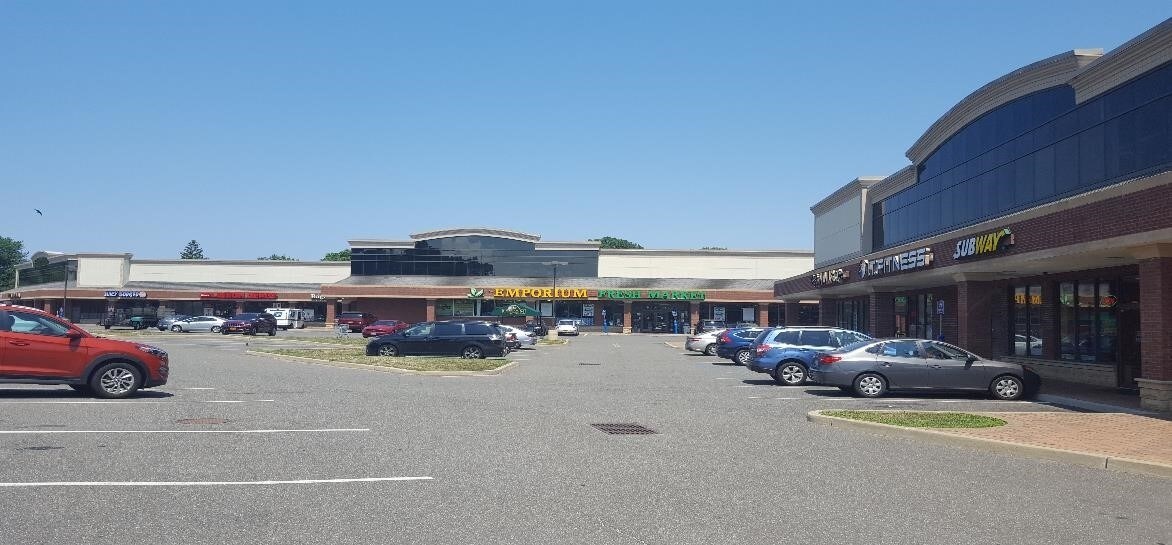 876 Ave, Islip Terrace, NY 11752