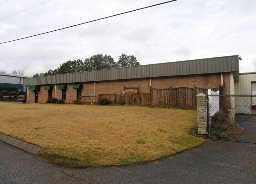 211 Riverside Ct, Greer, SC for sale - Primary Photo - Image 1 of 1