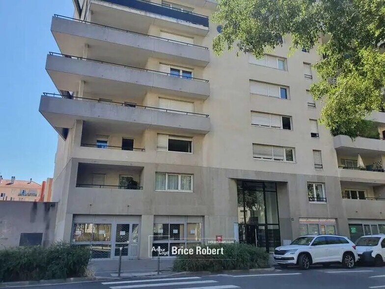 Retail in Villeurbanne for lease - Building Photo - Image 1 of 8