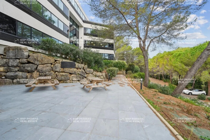 Office in Valbonne for sale - Building Photo - Image 2 of 18