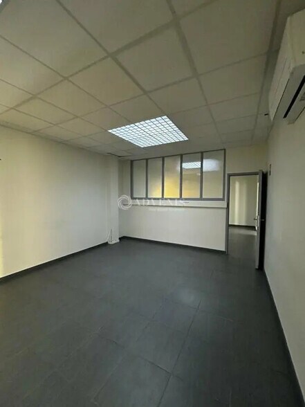 Office in Béziers for lease - Interior Photo - Image 2 of 8