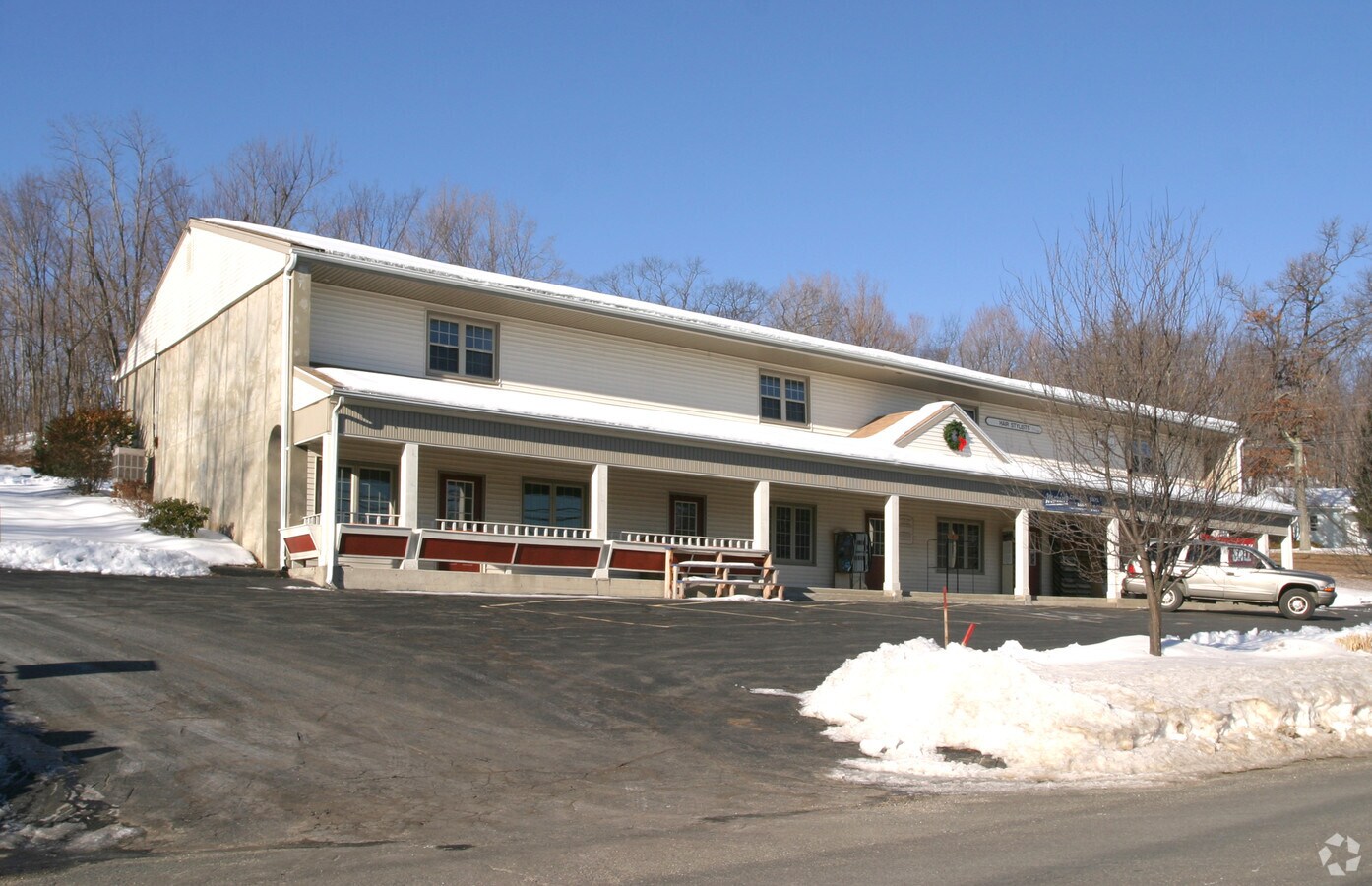 911 Covey Rd, Burlington, CT 06013