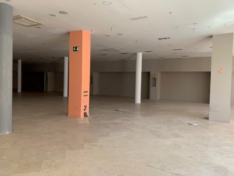 Retail in SEVILLA for lease - Building Photo - Image 1 of 9