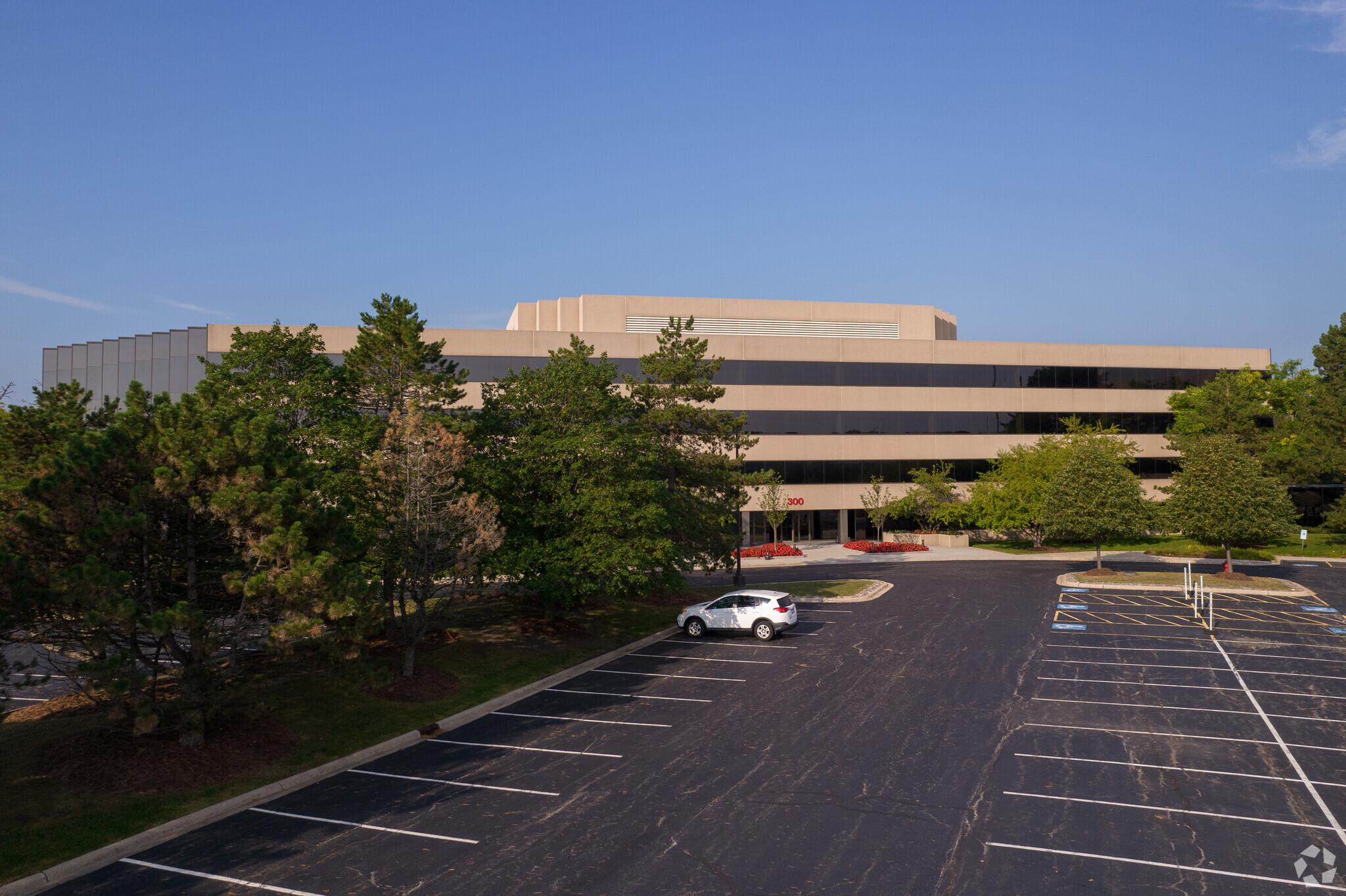 300 Tri State International, Lincolnshire, IL for sale Primary Photo- Image 1 of 1