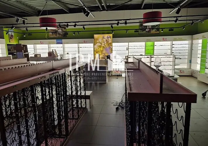 Retail in Istres for lease - Interior Photo - Image 2 of 6