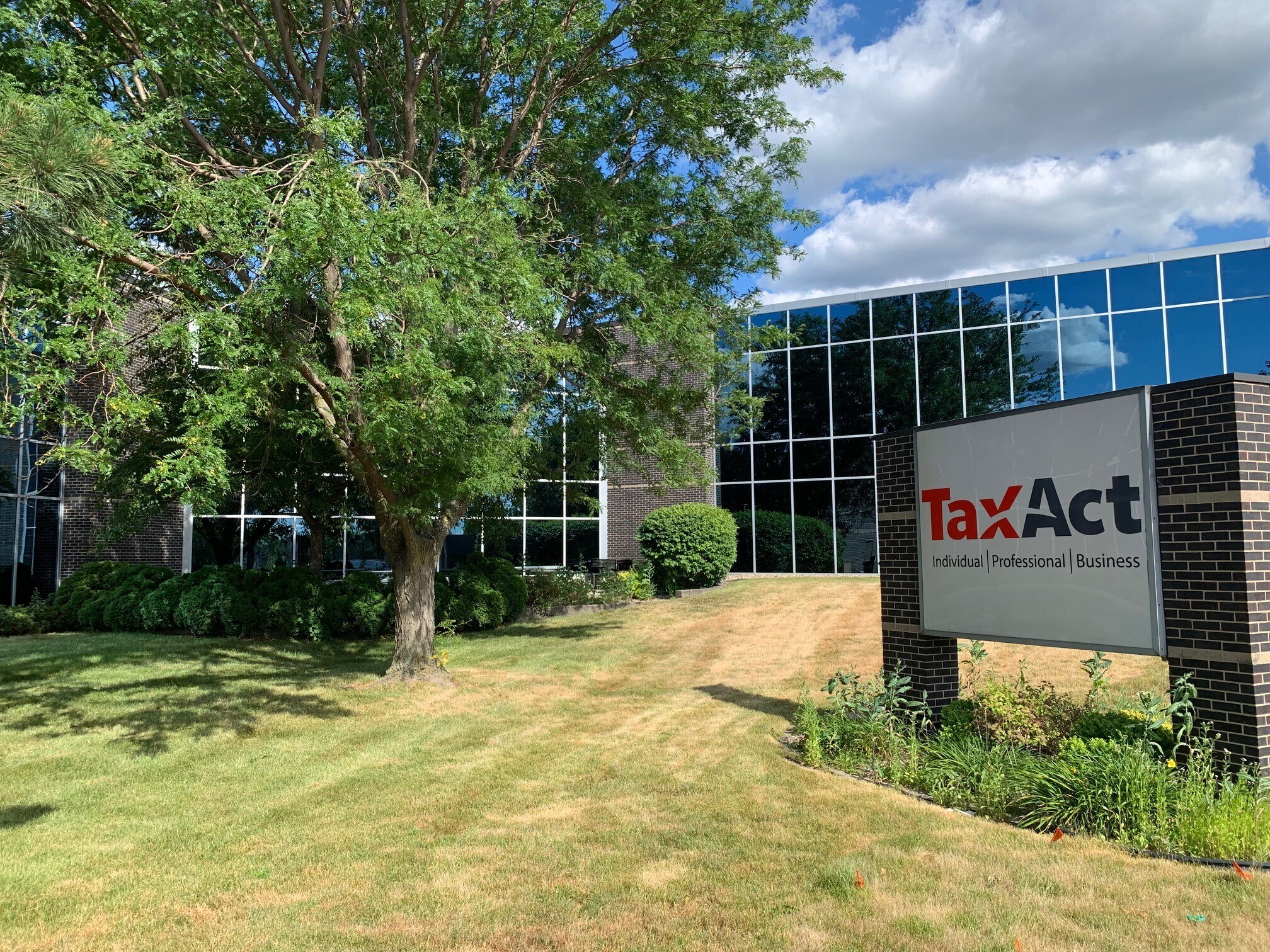 1425 60th St NE, Cedar Rapids, IA for sale Building Photo- Image 1 of 1