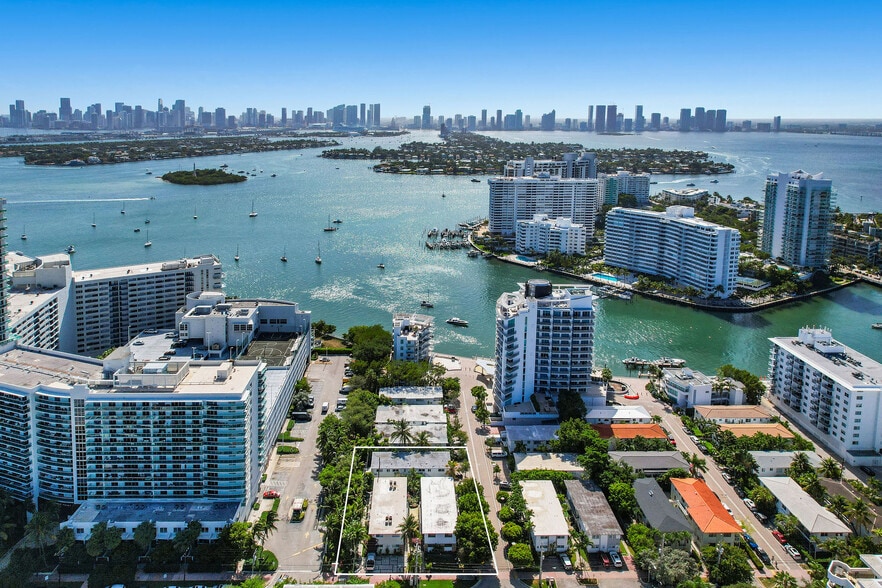 1580 Bay Road. Miami Beach Assemblage portfolio of 3 properties for sale on LoopNet.com - Building Photo - Image 1 of 15
