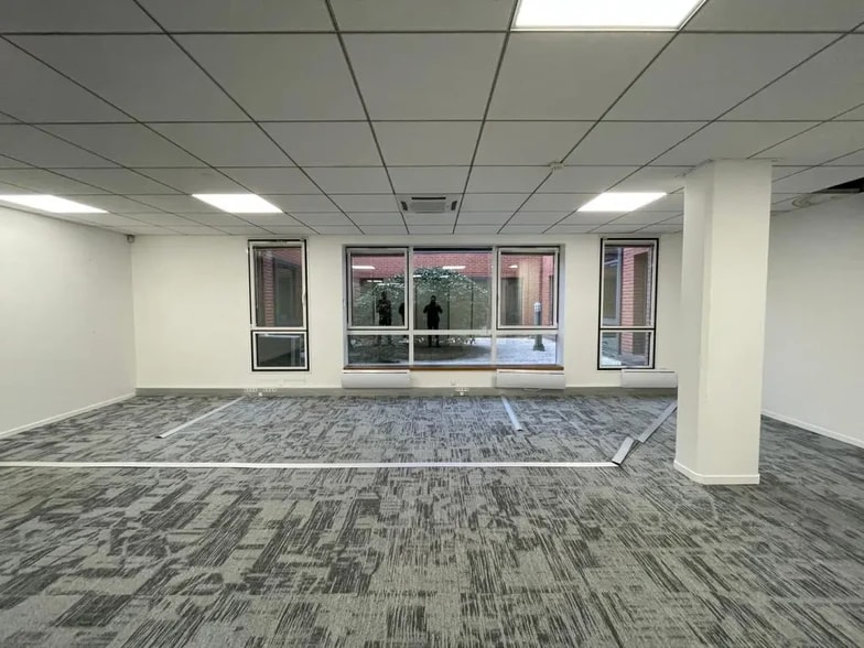 Office in Meudon for lease - Interior Photo - Image 1 of 5