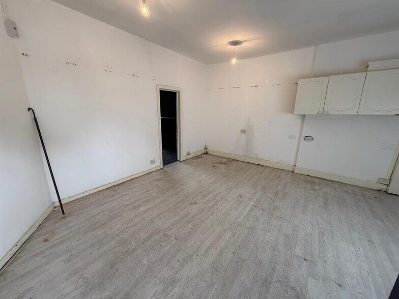 389 Poulton Rd, Wallasey for lease - Building Photo - Image 3 of 21