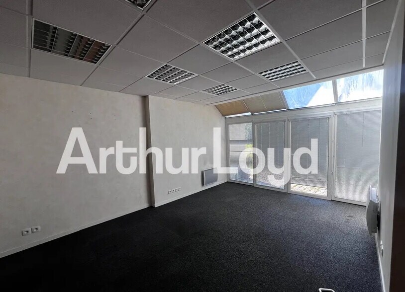 Office in Épron for sale - Interior Photo - Image 2 of 6