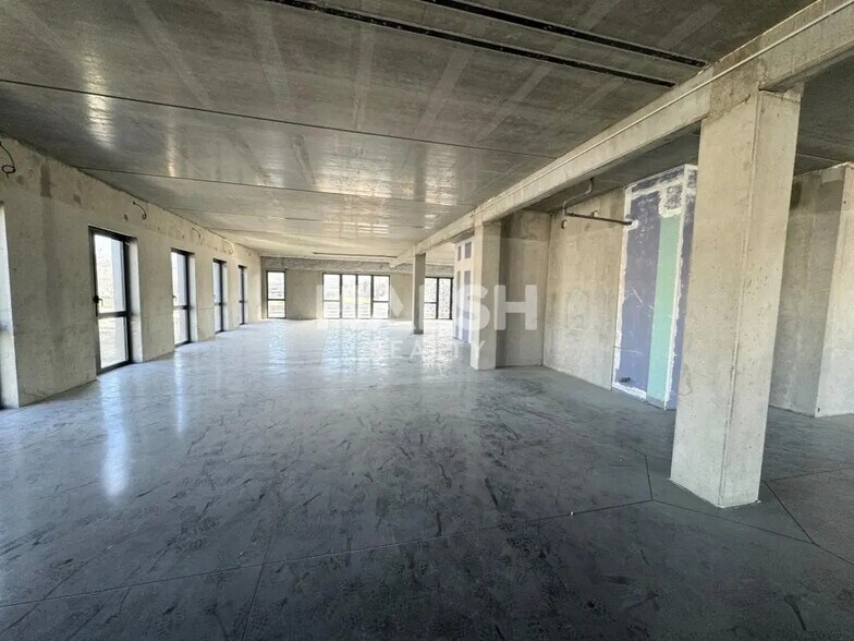 Office in Saint-Étienne for lease - Interior Photo - Image 2 of 14