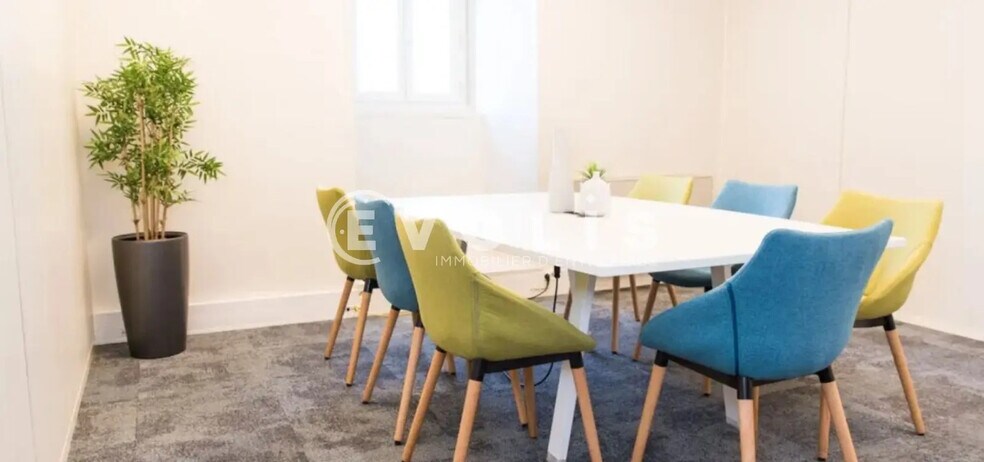 Office in Paris for lease - Building Photo - Image 1 of 5