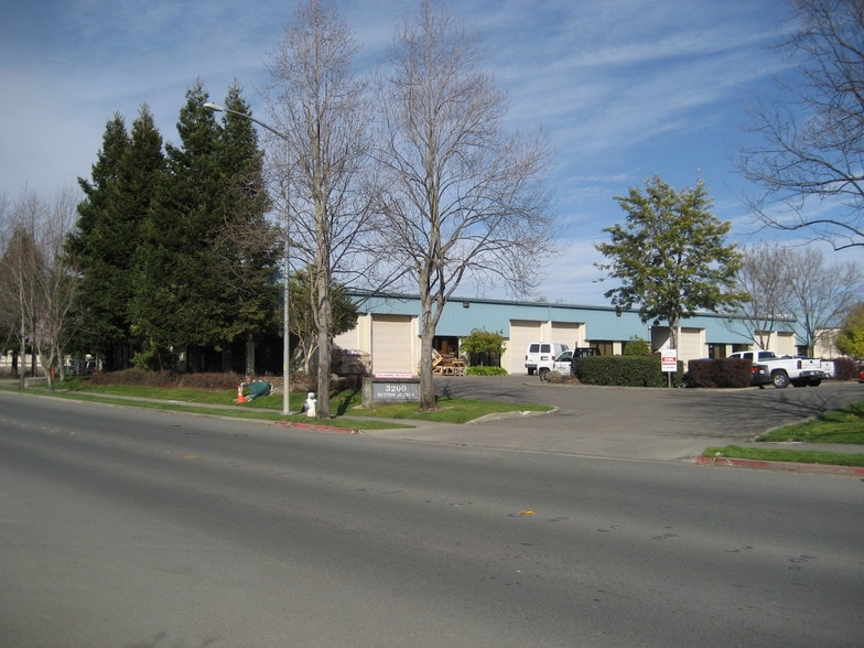 3200 Dutton Ave, Santa Rosa, CA for lease - Building Photo - Image 2 of 3