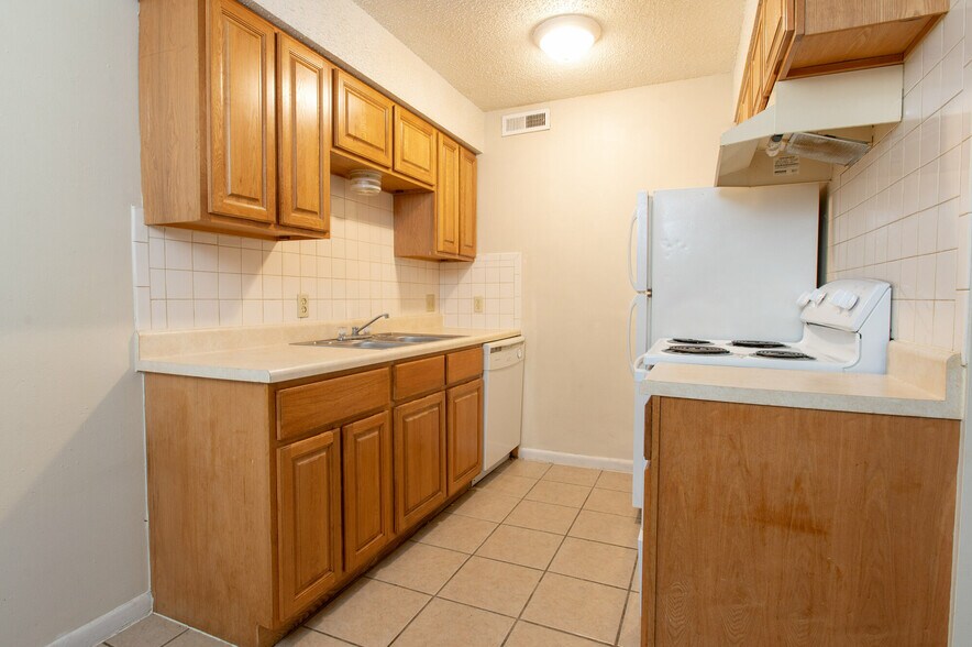 2250 S Oliver St, Wichita, KS 67218 Santa Fe Apartments & Acosta Oaks