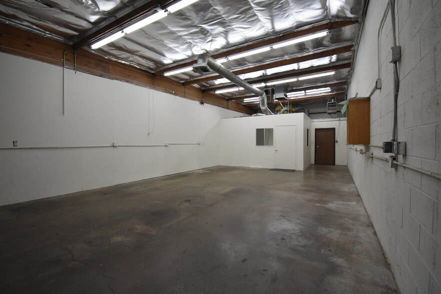 9052 Independence Ave, Canoga Park, CA for lease - Interior Photo - Image 2 of 11