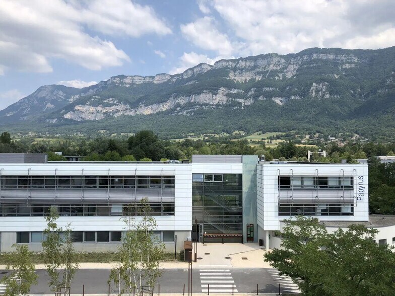 Office in Méry for lease - Building Photo - Image 2 of 11