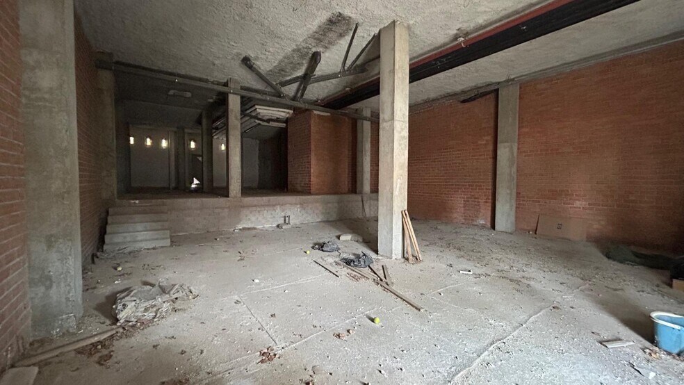 Retail in Zaragoza, Zaragoza for lease - Building Photo - Image 2 of 13