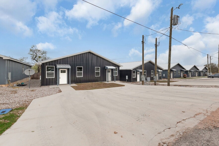 870 Waco st, Kingsland, TX for sale - Primary Photo - Image 1 of 30