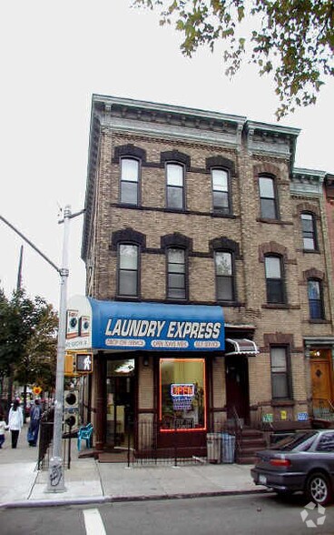 1692 Grove St, Ridgewood, NY for sale - Primary Photo - Image 1 of 1