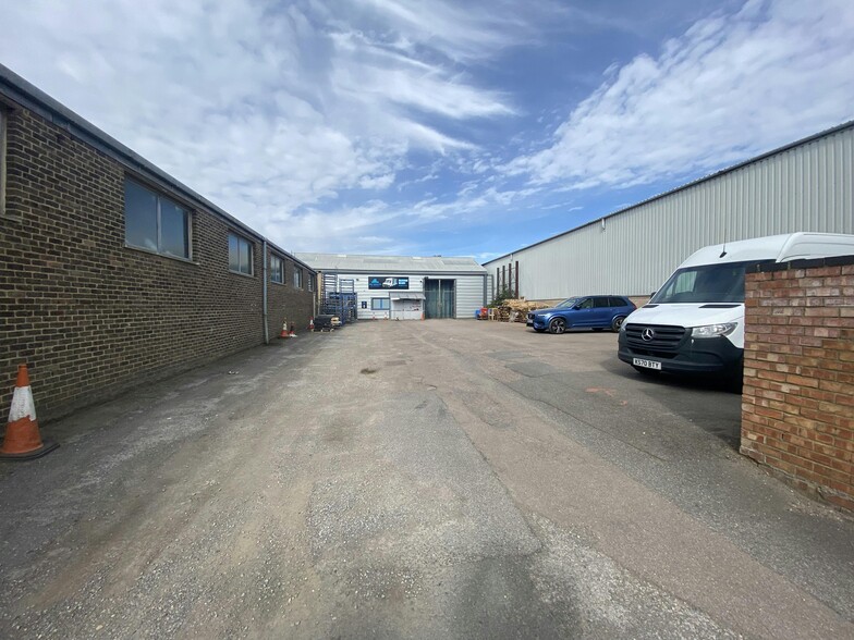 2 Greycaine Rd, Watford for lease - Building Photo - Image 1 of 11