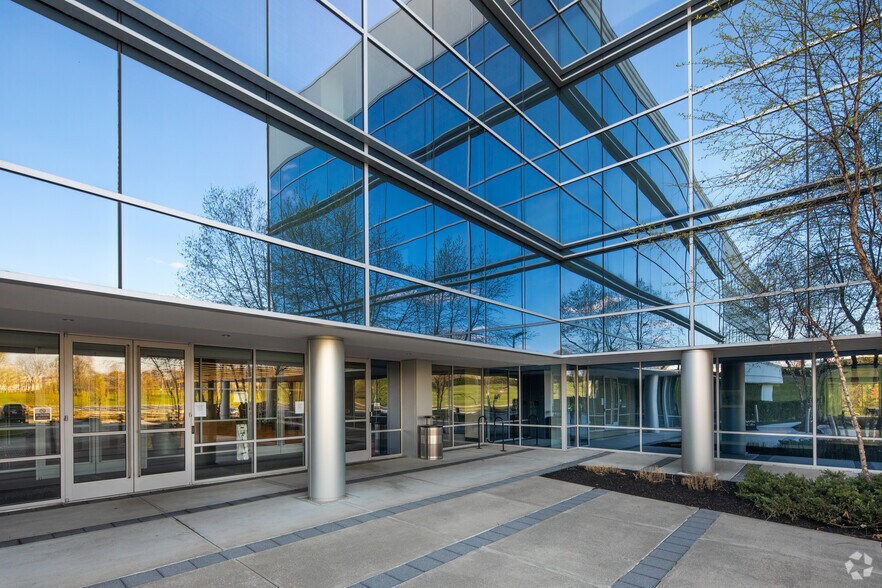 801 Lakeview Dr, Blue Bell, PA for lease - Building Photo - Image 2 of 11