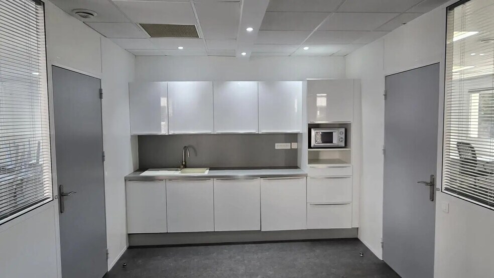 Office in Gémenos for lease - Interior Photo - Image 3 of 7