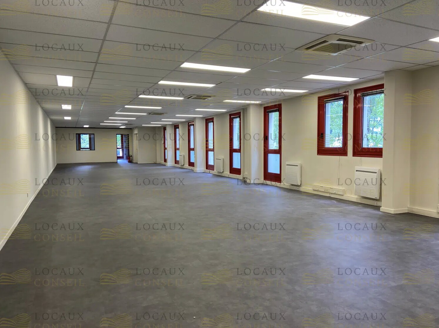 Flex in Éragny for lease Interior Photo- Image 1 of 5