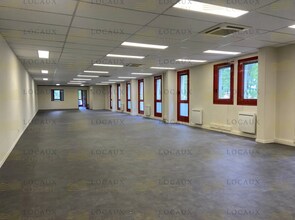 Flex in Éragny for lease Interior Photo- Image 1 of 5