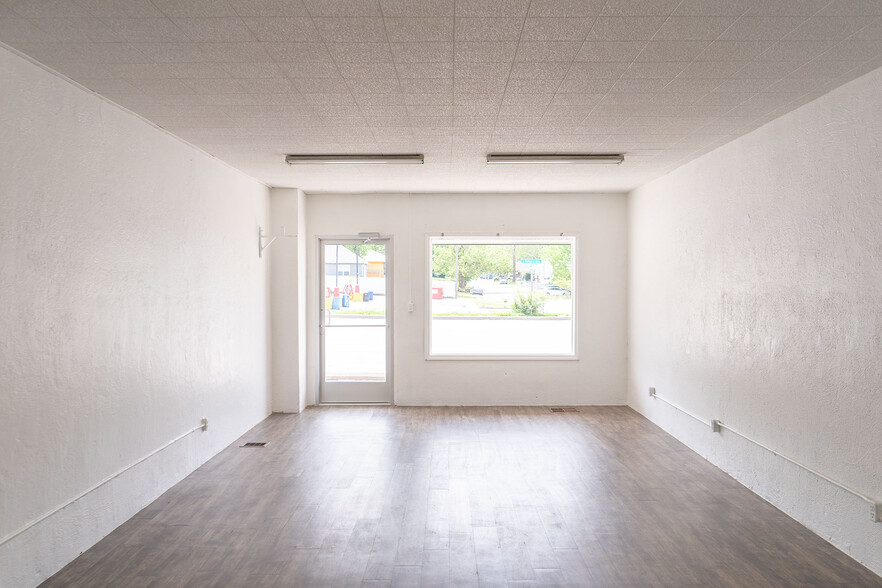 10326-10330 E Truman Rd, Independence, MO for lease - Interior Photo - Image 3 of 17