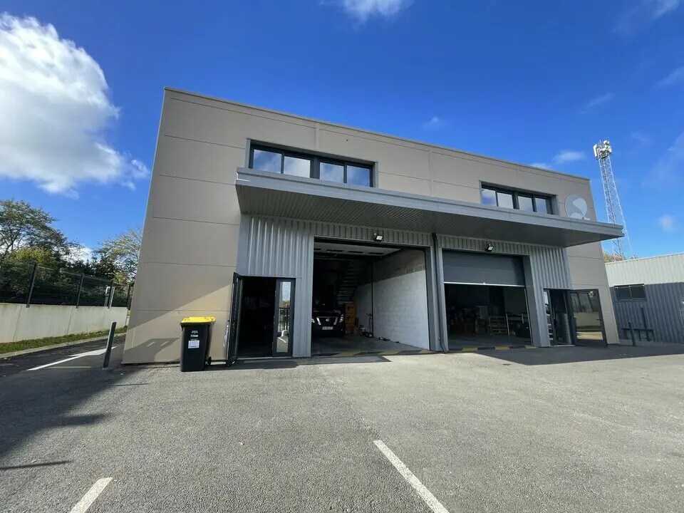 Flex in Pompignac for lease Building Photo- Image 1 of 9