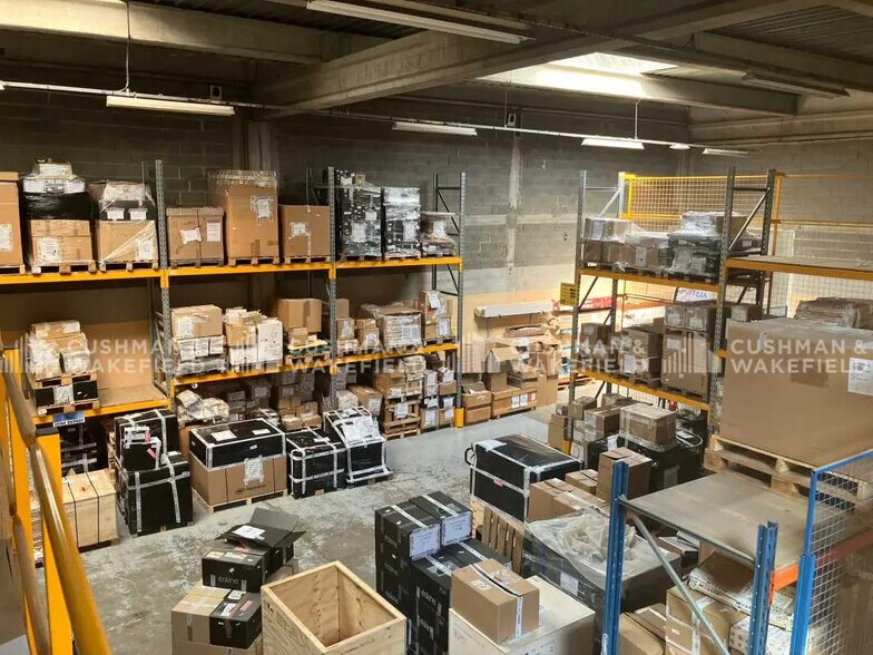 Flex in Vitrolles for lease - Interior Photo - Image 2 of 8