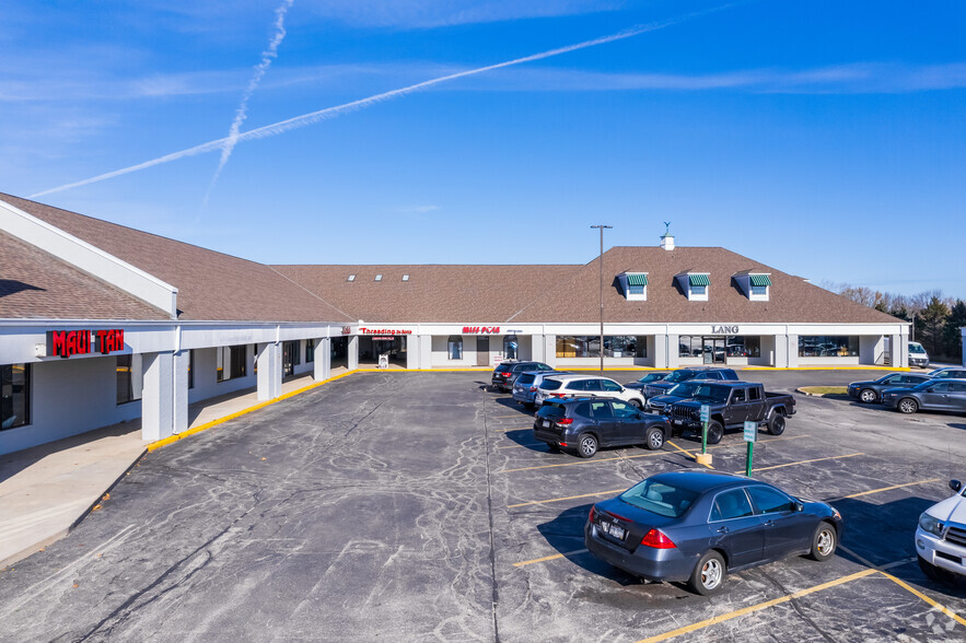 17800 W Bluemound Rd, Brookfield, WI for lease - Building Photo - Image 3 of 10