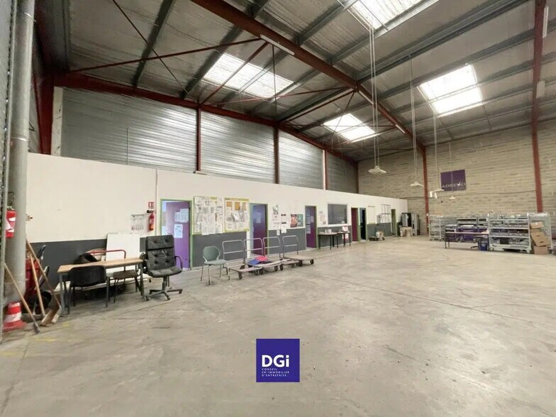 Flex in Nîmes for lease - Interior Photo - Image 3 of 4