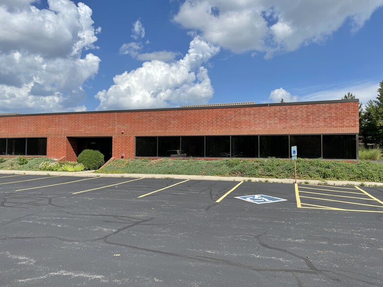 1806 Fox Dr, Champaign, IL for lease - Building Photo - Image 1 of 7