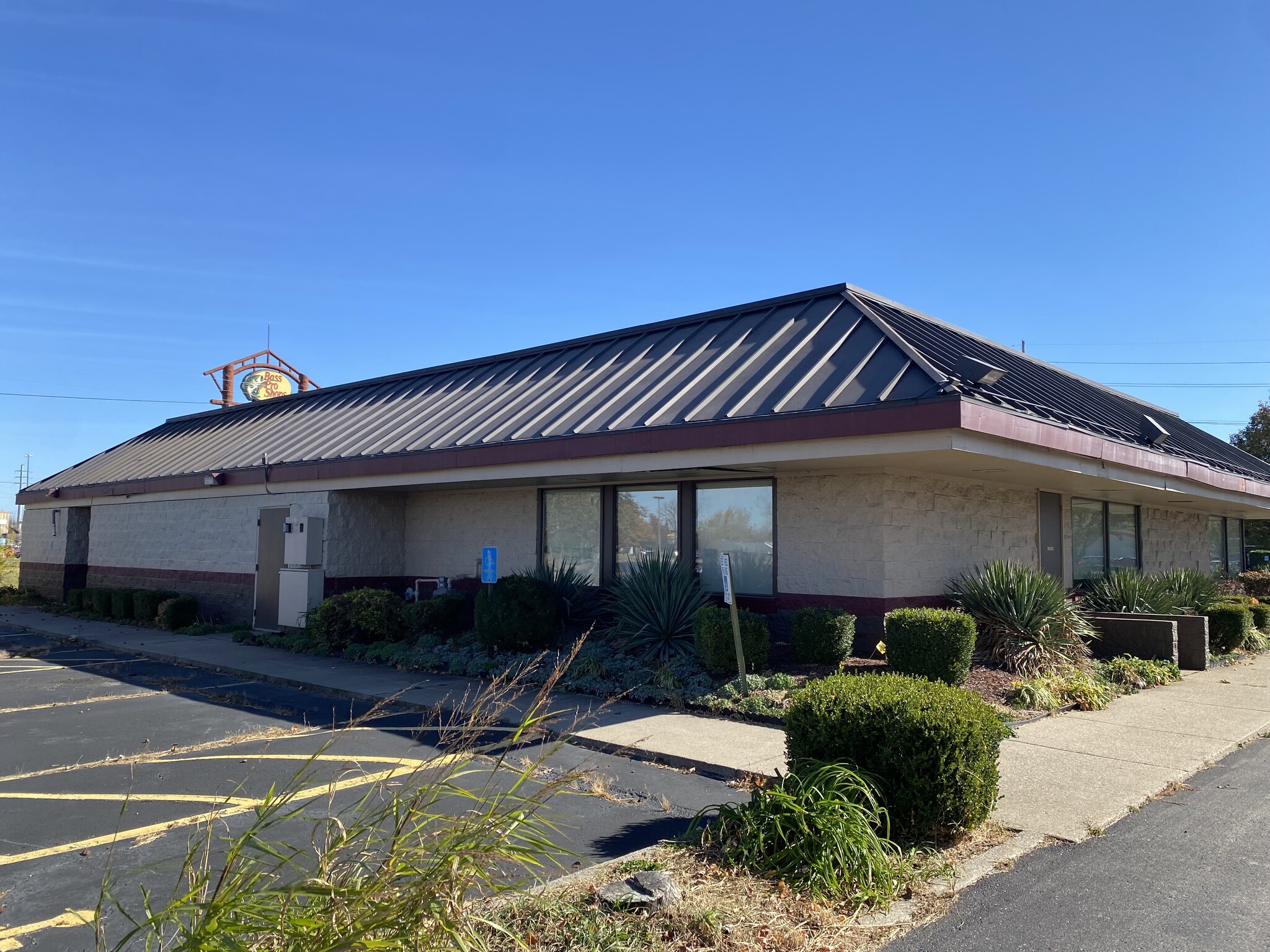 943 E Lewis and Clark Pky, Clarksville, IN for sale Primary Photo- Image 1 of 1