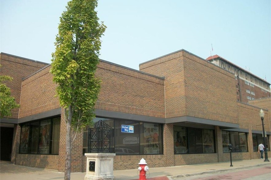 225 W 6th St, Dubuque, IA for sale - Primary Photo - Image 1 of 1
