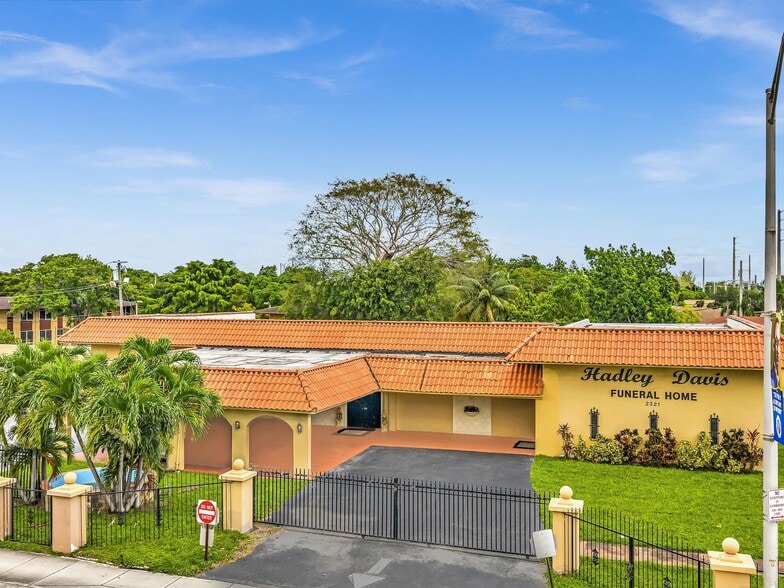 2321 NW 62nd St, Miami, FL for sale - Building Photo - Image 3 of 13