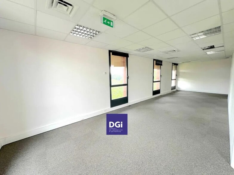 Office in Nîmes for lease - Interior Photo - Image 2 of 4