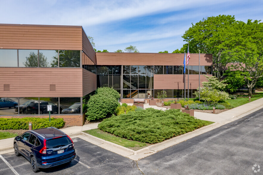 N14W24200 W Tower Pl, Waukesha, WI for lease - Primary Photo - Image 2 of 12