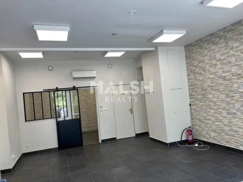 Retail in Villeurbanne for lease - Interior Photo - Image 3 of 4