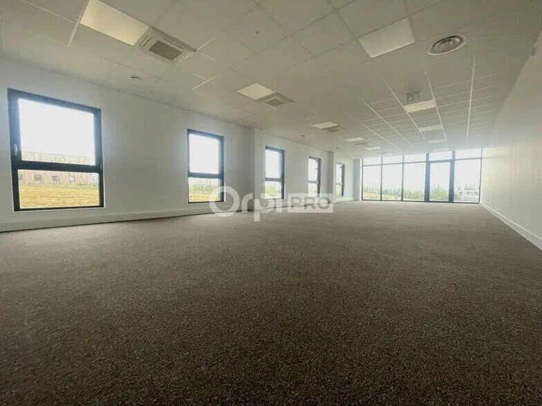 Office in Saint-Quentin for lease - Interior Photo - Image 2 of 6