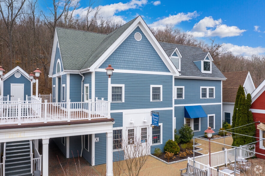 400 Clock Tower Commons, Brewster Village, NY for lease - Building Photo - Image 2 of 5