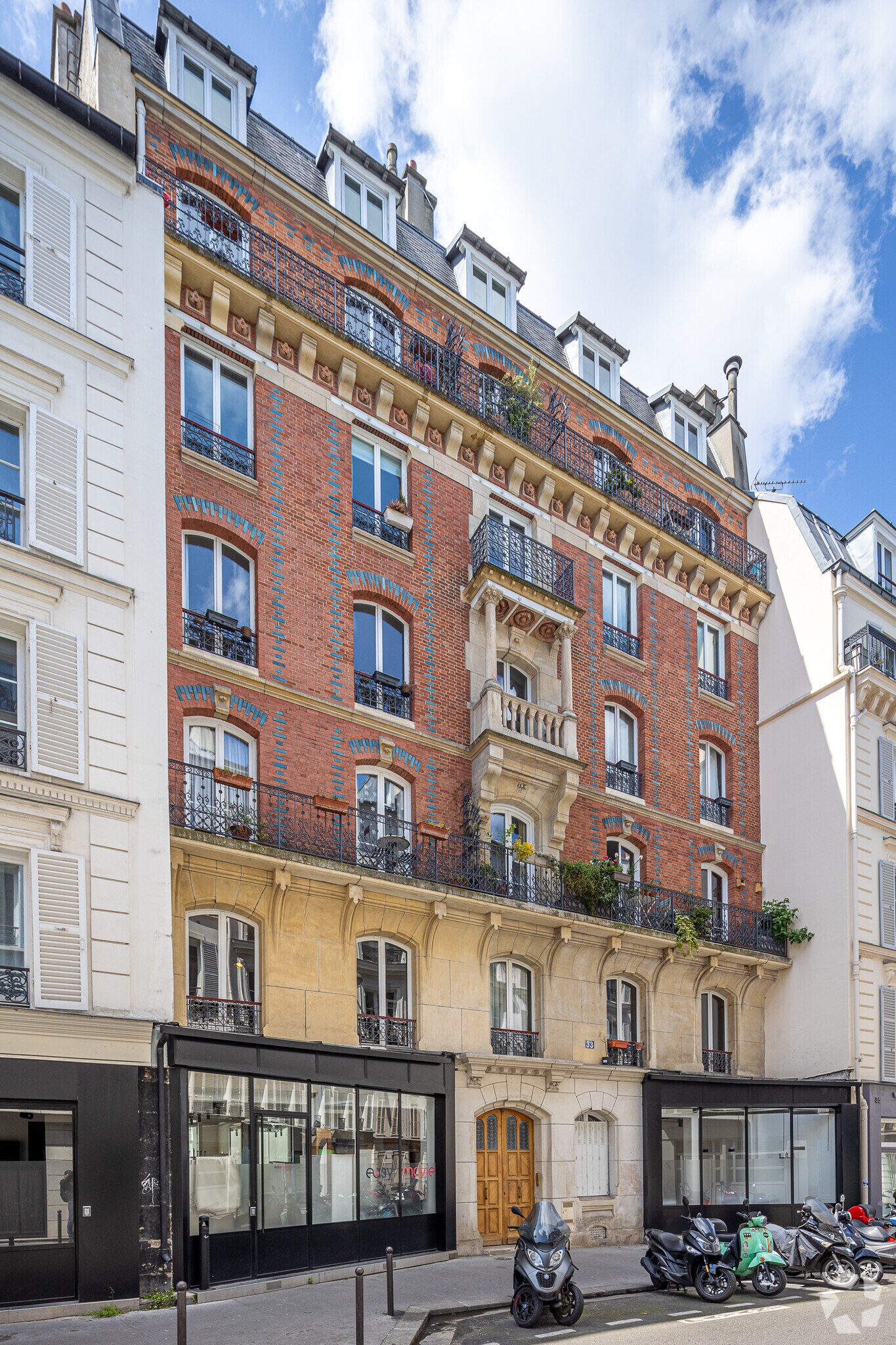 33 Rue Truffaut, Paris for lease Primary Photo- Image 1 of 2