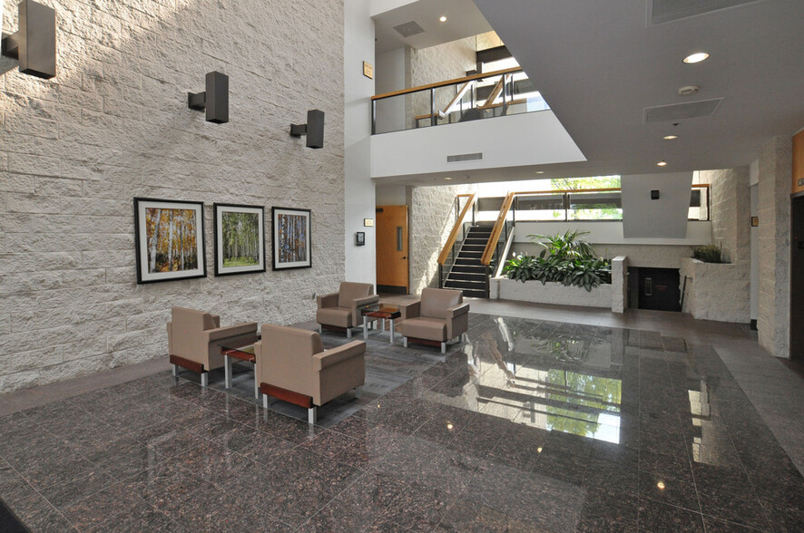 5600 New King Dr, Troy, MI for lease - Interior Photo - Image 2 of 4