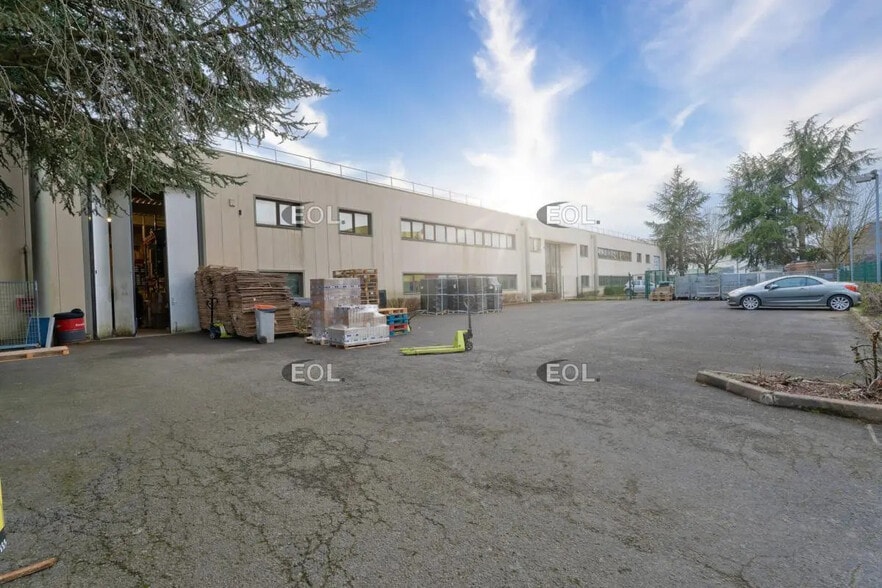 Flex in Pontault-Combault for lease - Building Photo - Image 1 of 11
