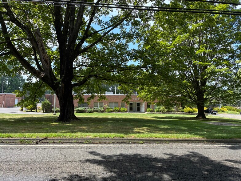 2225 Reservoir Ave, Trumbull, CT for sale - Building Photo - Image 1 of 6